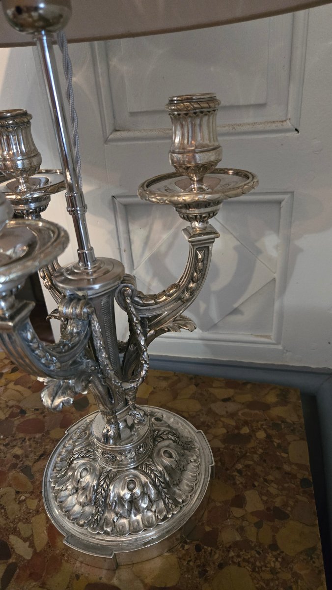 Lampe de salon néoclassique de style Louis XVI en bronze argenté. -photo-4