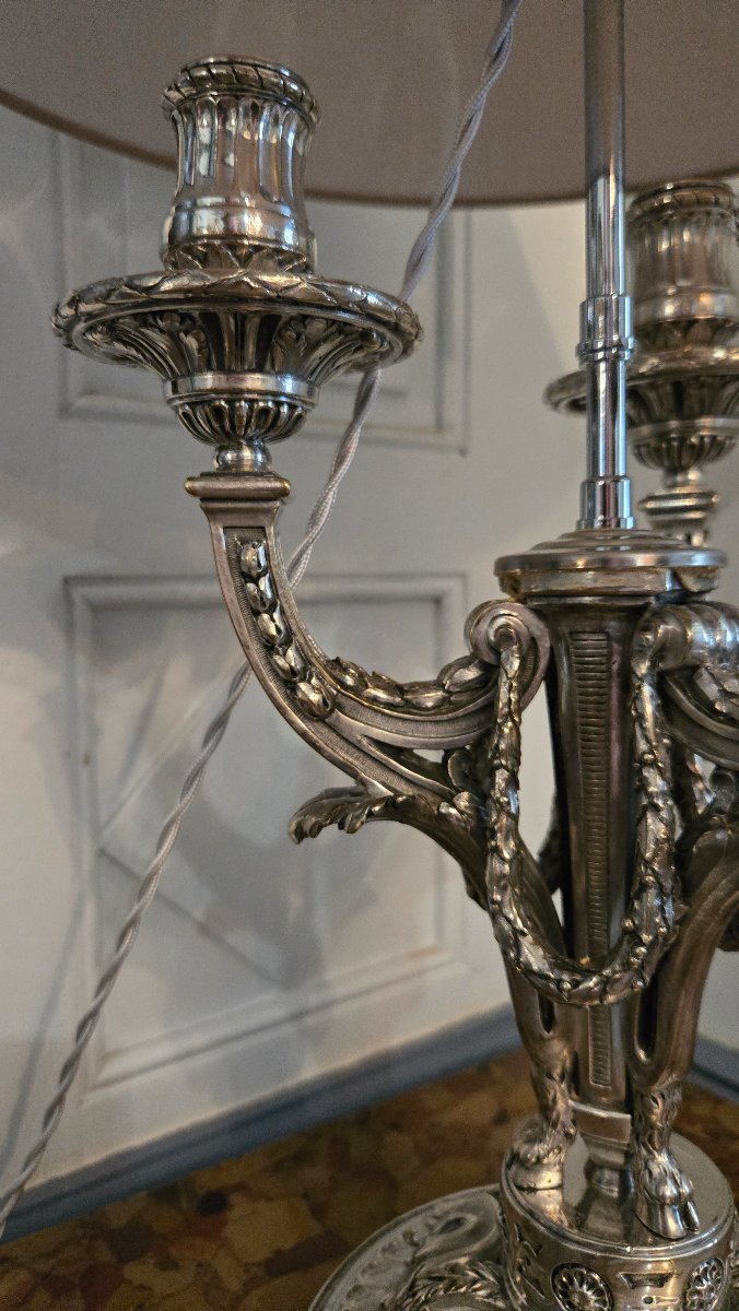 Lampe de salon néoclassique de style Louis XVI en bronze argenté. -photo-1