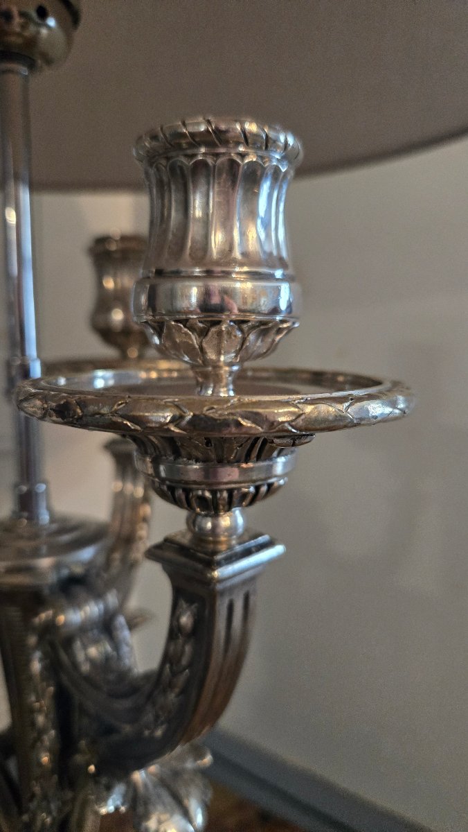 Lampe de salon néoclassique de style Louis XVI en bronze argenté. -photo-2