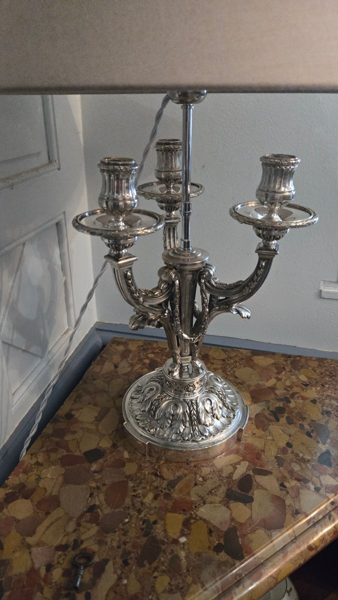 Lampe de salon néoclassique de style Louis XVI en bronze argenté. -photo-3