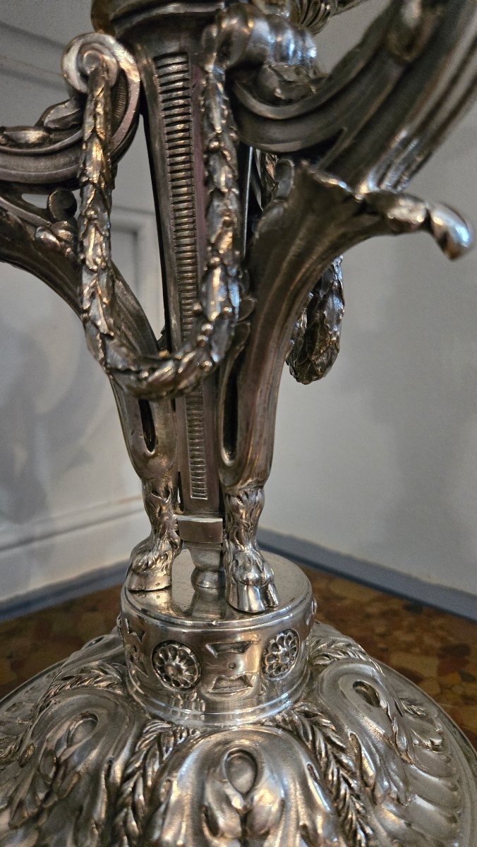 Lampe de salon néoclassique de style Louis XVI en bronze argenté. -photo-4