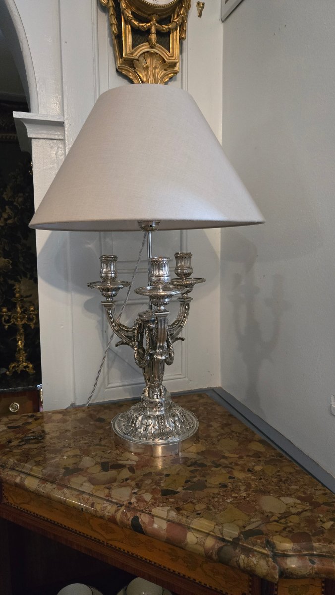 Lampe de salon néoclassique de style Louis XVI en bronze argenté. 