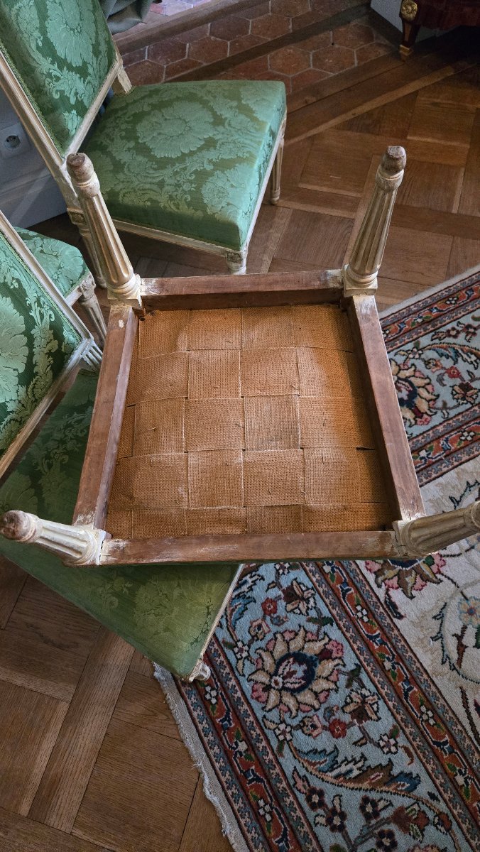 Suite de quatre chaises de salon estampillées Louis-Madeleine Pluvinet.  Époque Louis XVI.-photo-7