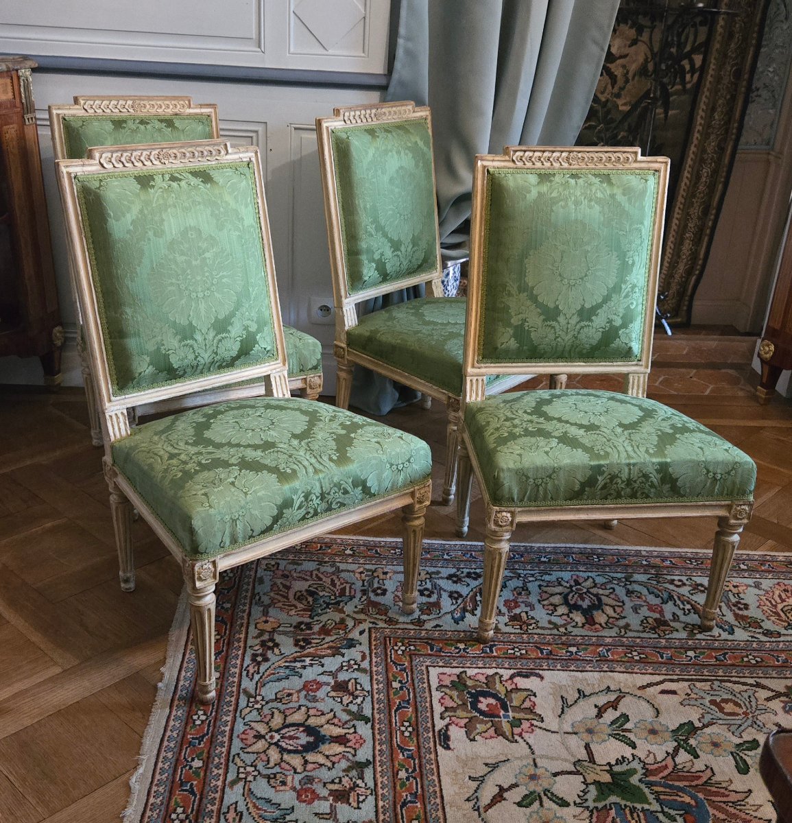 Suite de quatre chaises de salon estampillées Louis-Madeleine Pluvinet.  Époque Louis XVI.