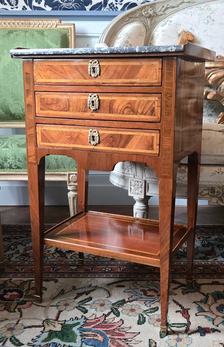 PETITE CHIFFONNIÈRE À ÉCRITOIRE Époque Louis XVI, fin du XVIIIᵉ siècle .