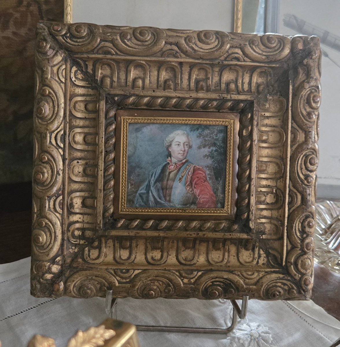 PORTRAIT DU ROI LOUIS XV (1710-1774)  École française du XVIIIᵉ siècle  Gouache sur papier.  