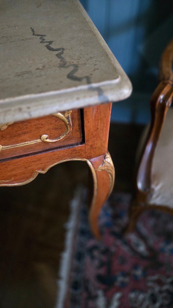 Table à écrire de milieu à décor d’inspiration héraldique.   Époque Louis XV, milieu du XVIIIᵉ -photo-1