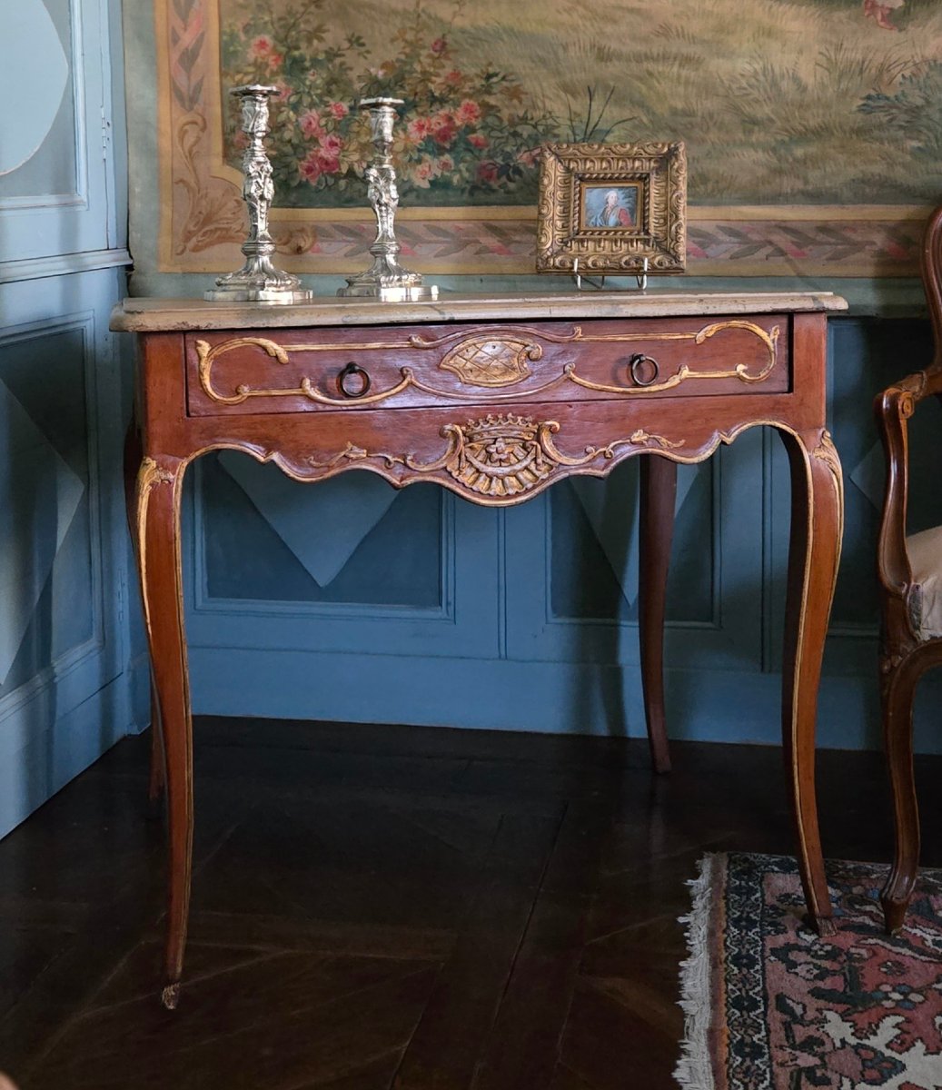 Table à écrire de milieu à décor d’inspiration héraldique.   Époque Louis XV, milieu du XVIIIᵉ 
