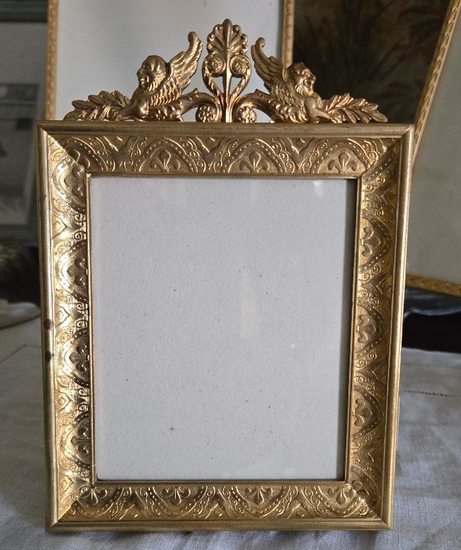 cadre à décor de fleurs de lys et sphinges ailées  Travail français du XIXᵉ siècle