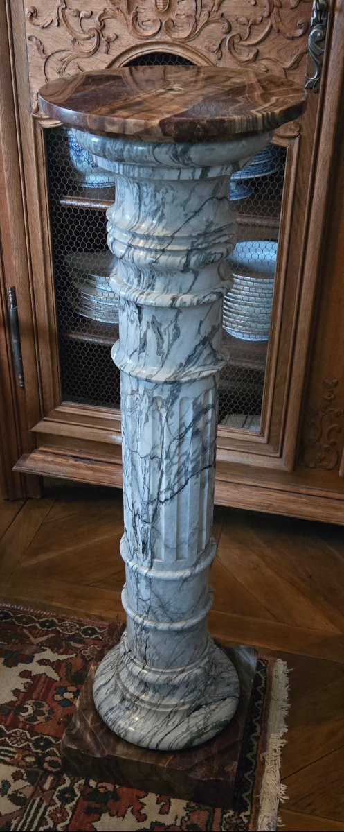 colonne de présentation en marbre Bleu Fleuri et albâtre fleuri.  Seconde moitié du XIXe siècle