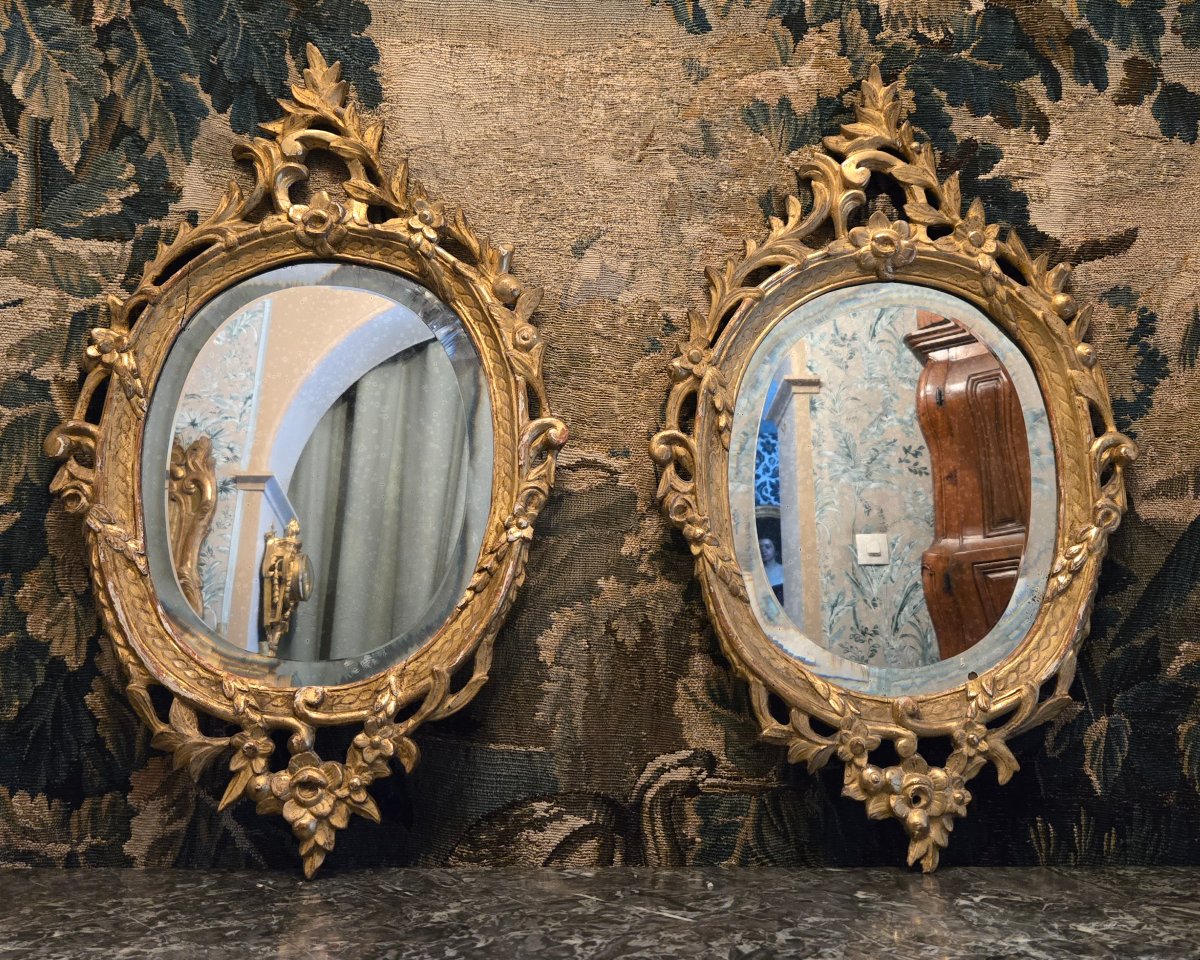 Paire de miroirs en médaillon, Travail italien, seconde moitié du XVIIIe siècle.