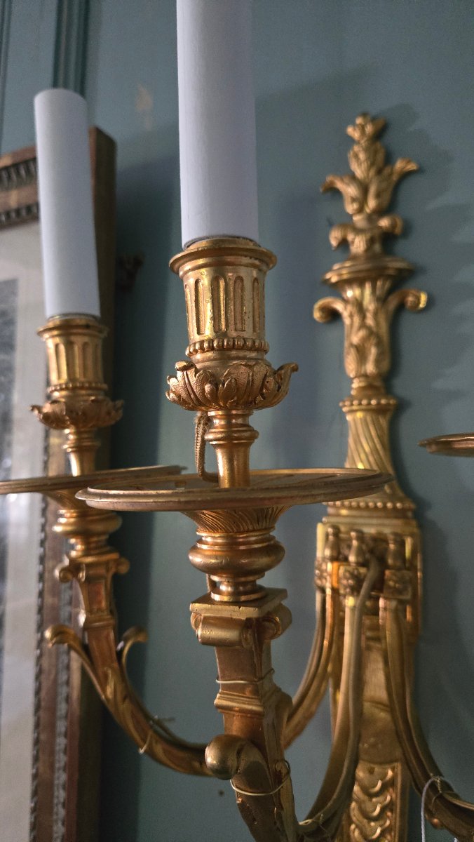 Grande paire d’appliques néoclassiques en bronze ciselé et doré, fin du XIXe siècle.  -photo-4