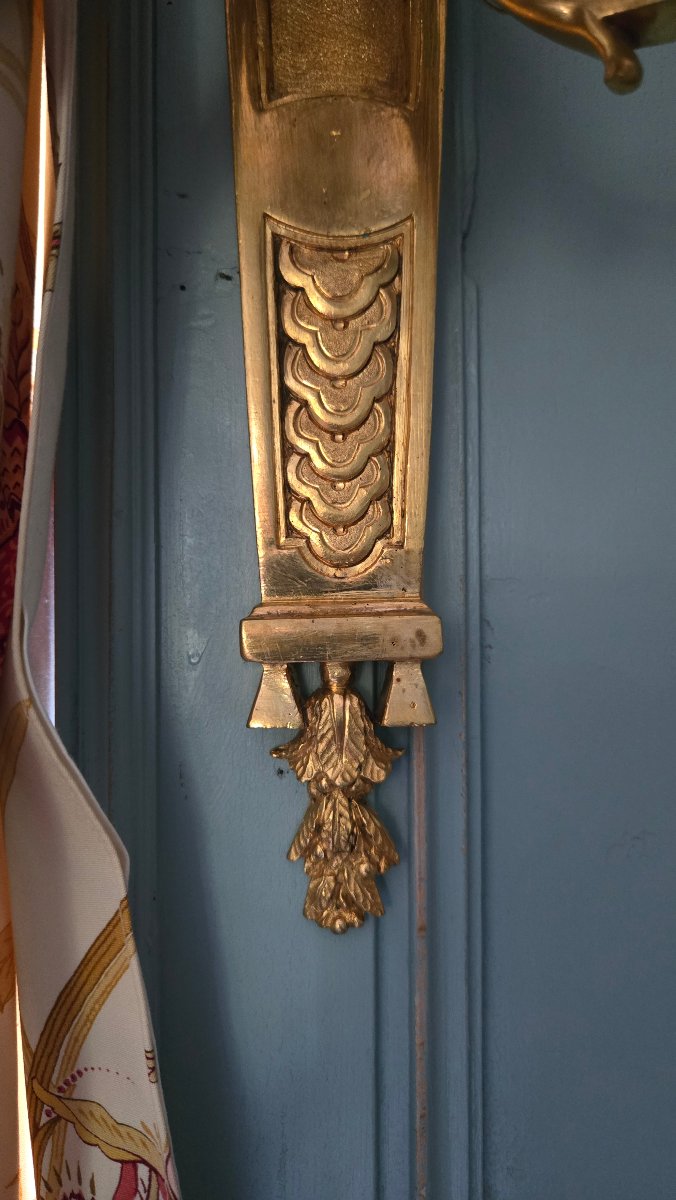 Grande paire d’appliques néoclassiques en bronze ciselé et doré, fin du XIXe siècle.  -photo-1