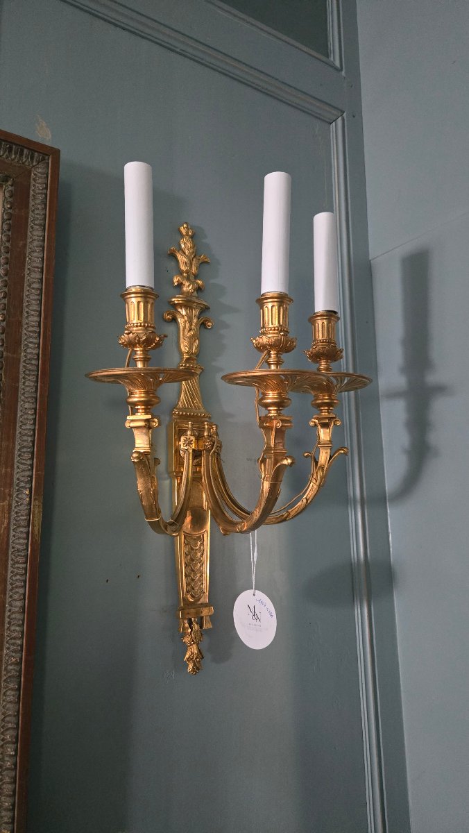 Grande paire d’appliques néoclassiques en bronze ciselé et doré, fin du XIXe siècle.  -photo-5