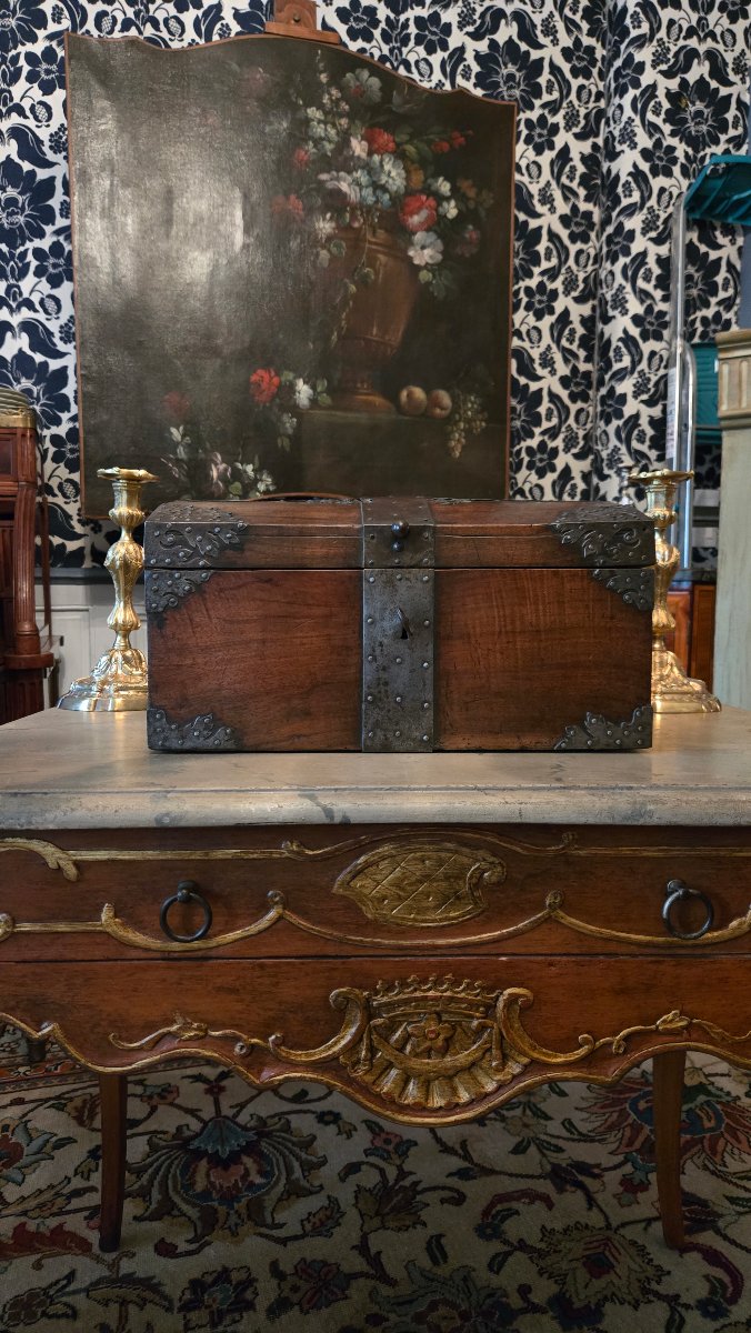 Coffret de voyage en noyer et fer forgé – époque Louis XIV.  -photo-2