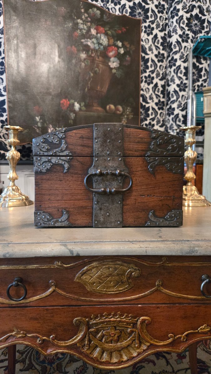Coffret de voyage en noyer et fer forgé – époque Louis XIV.  -photo-3