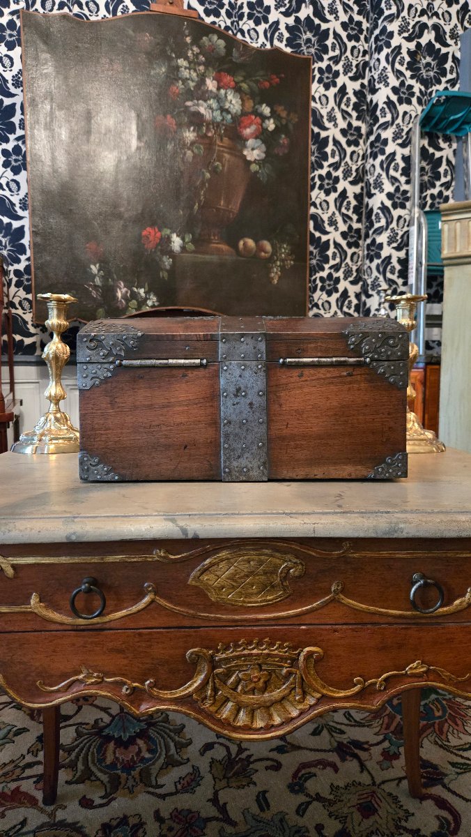 Coffret de voyage en noyer et fer forgé – époque Louis XIV.  -photo-4