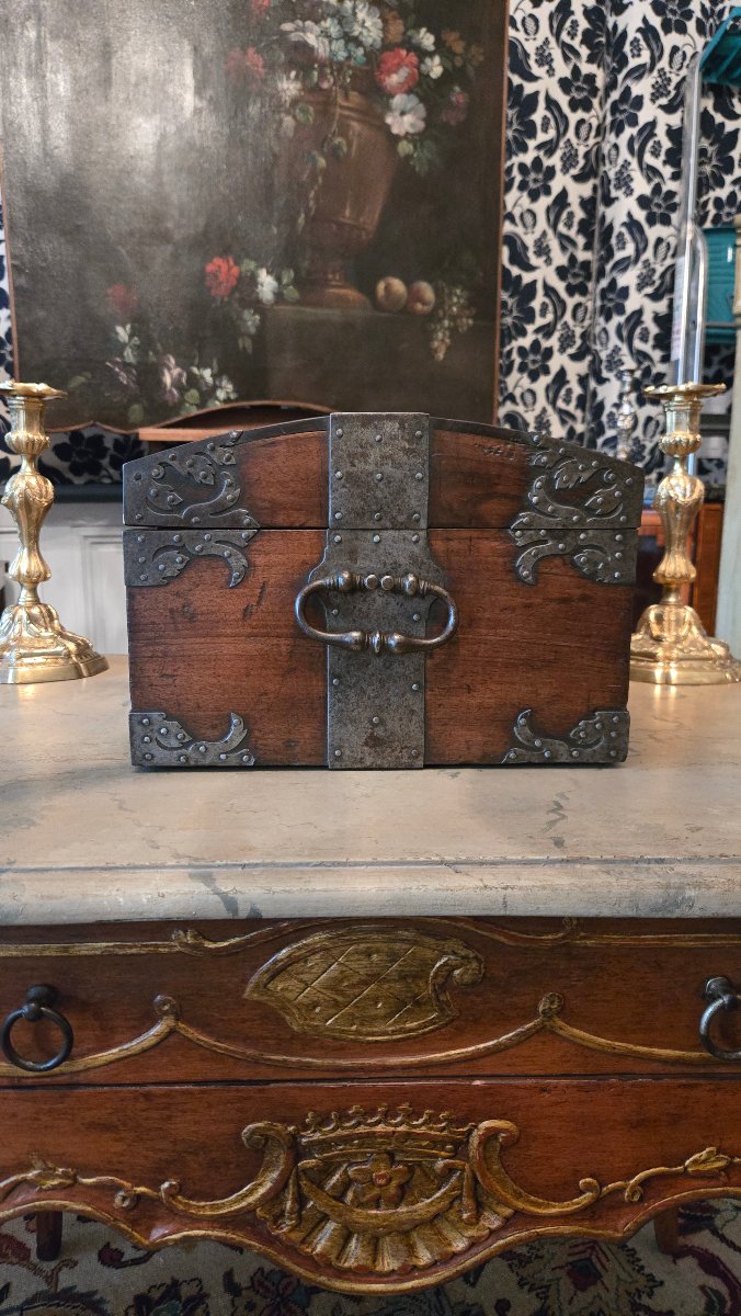 Coffret de voyage en noyer et fer forgé – époque Louis XIV.  -photo-1