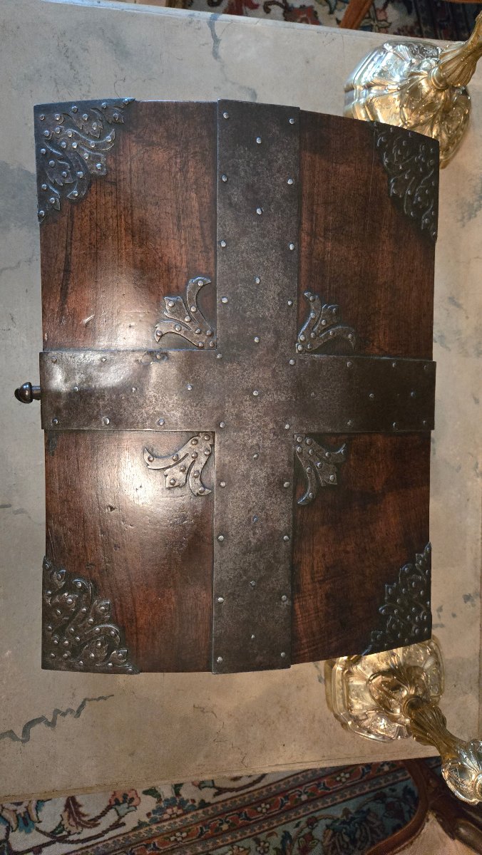 Coffret de voyage en noyer et fer forgé – époque Louis XIV.  -photo-2