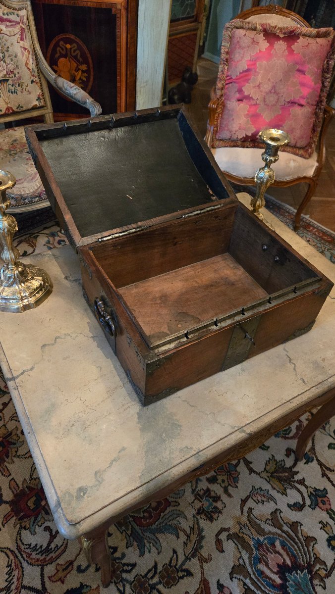 Coffret de voyage en noyer et fer forgé – époque Louis XIV.  -photo-4
