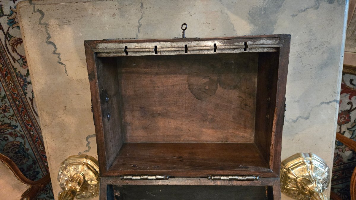 Coffret de voyage en noyer et fer forgé – époque Louis XIV.  -photo-5