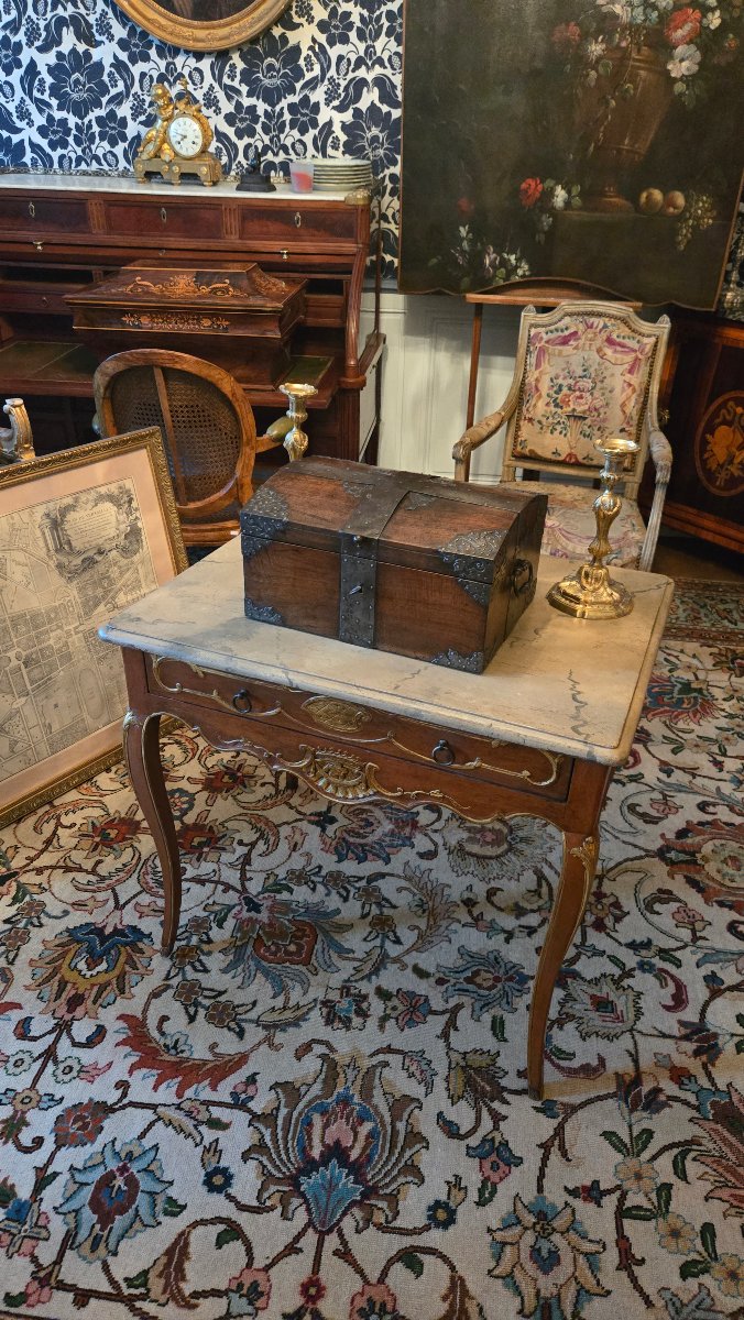 Coffret de voyage en noyer et fer forgé – époque Louis XIV.  -photo-8