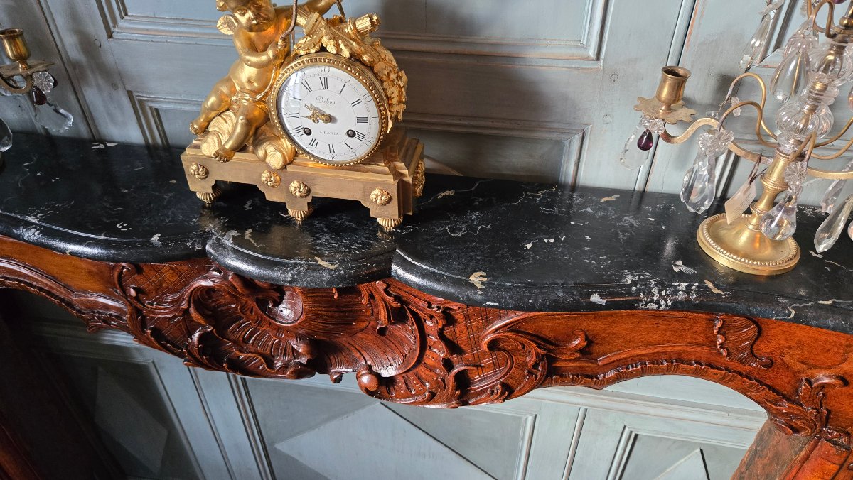 cheminée lyonnaise en noyer sculpté à riche décor rocaille – époque Louis XV, vers 1740-1760.  -photo-3