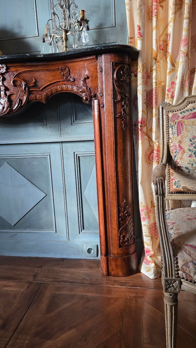 cheminée lyonnaise en noyer sculpté à riche décor rocaille – époque Louis XV, vers 1740-1760.  -photo-1