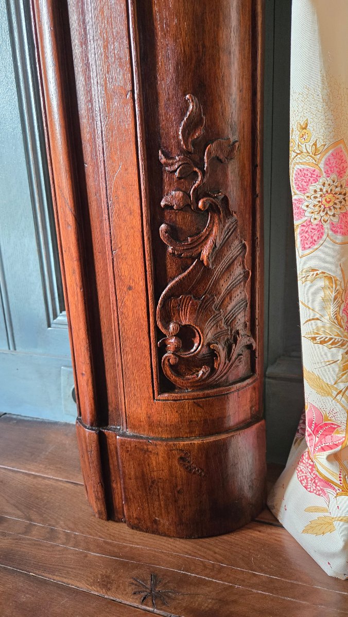 cheminée lyonnaise en noyer sculpté à riche décor rocaille – époque Louis XV, vers 1740-1760.  -photo-2