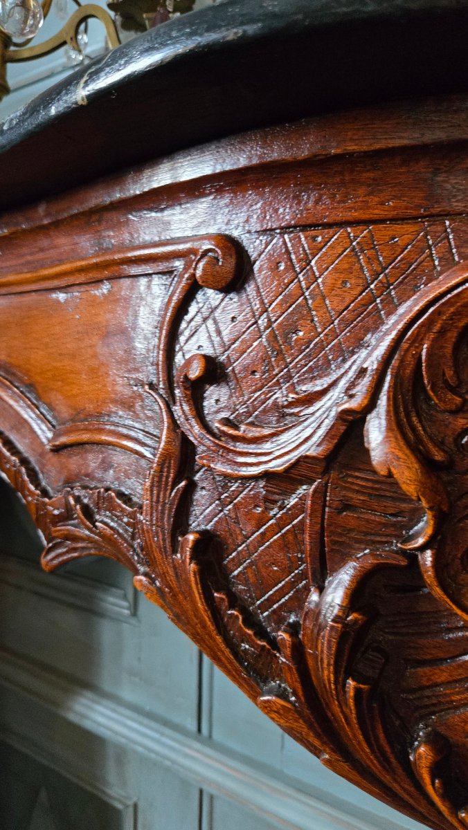 cheminée lyonnaise en noyer sculpté à riche décor rocaille – époque Louis XV, vers 1740-1760.  -photo-5