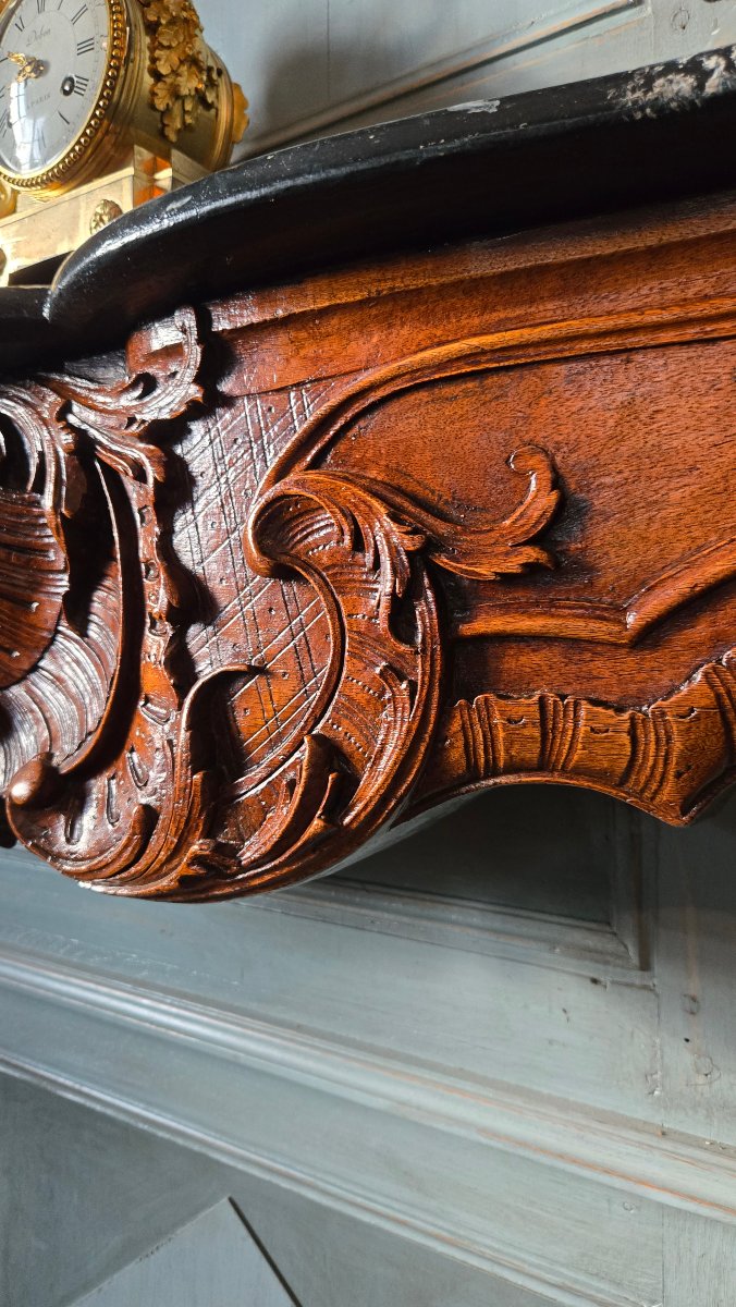 cheminée lyonnaise en noyer sculpté à riche décor rocaille – époque Louis XV, vers 1740-1760.  -photo-6