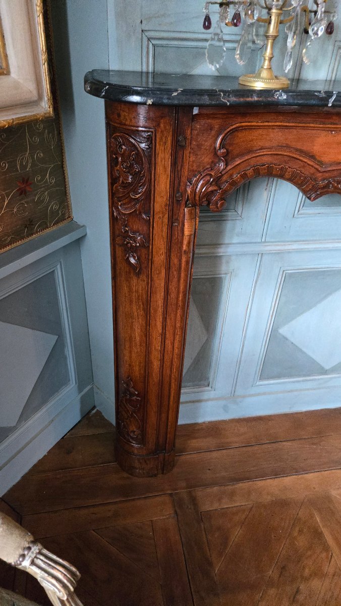 cheminée lyonnaise en noyer sculpté à riche décor rocaille – époque Louis XV, vers 1740-1760.  -photo-7