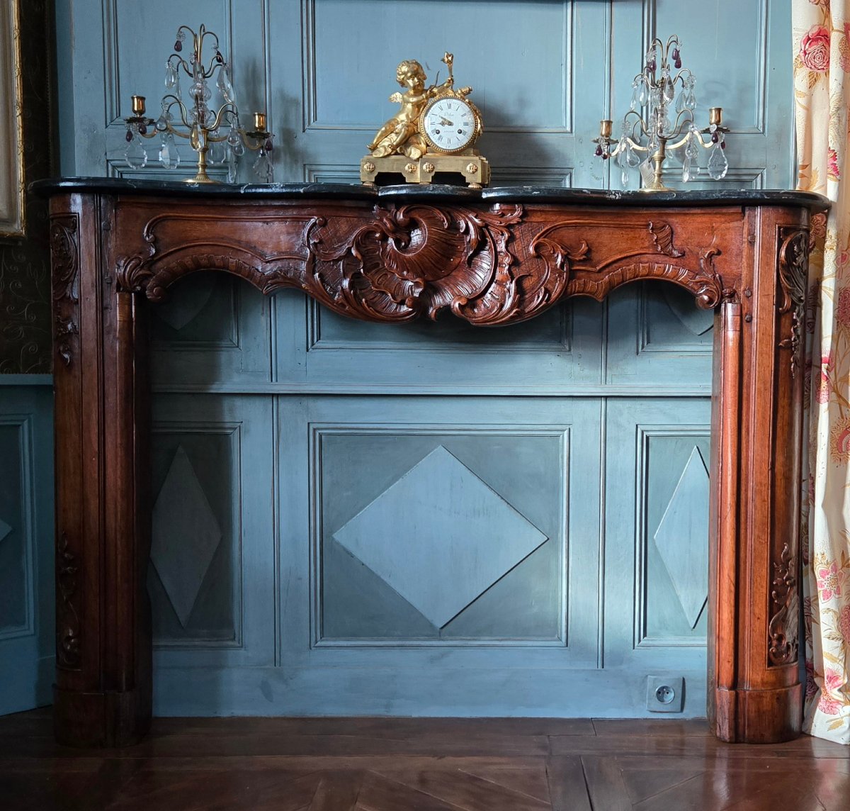 cheminée lyonnaise en noyer sculpté à riche décor rocaille – époque Louis XV, vers 1740-1760.  