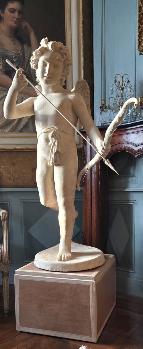 « Les desseins de l’Amour » – Grande sculpture en plâtre patiné façon terre cuite – XIXe siècle