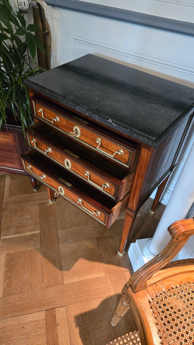 petite commode de salon dite chiffonnière, en placage de citronnier et d’amarante, fin XVIIIe-photo-3