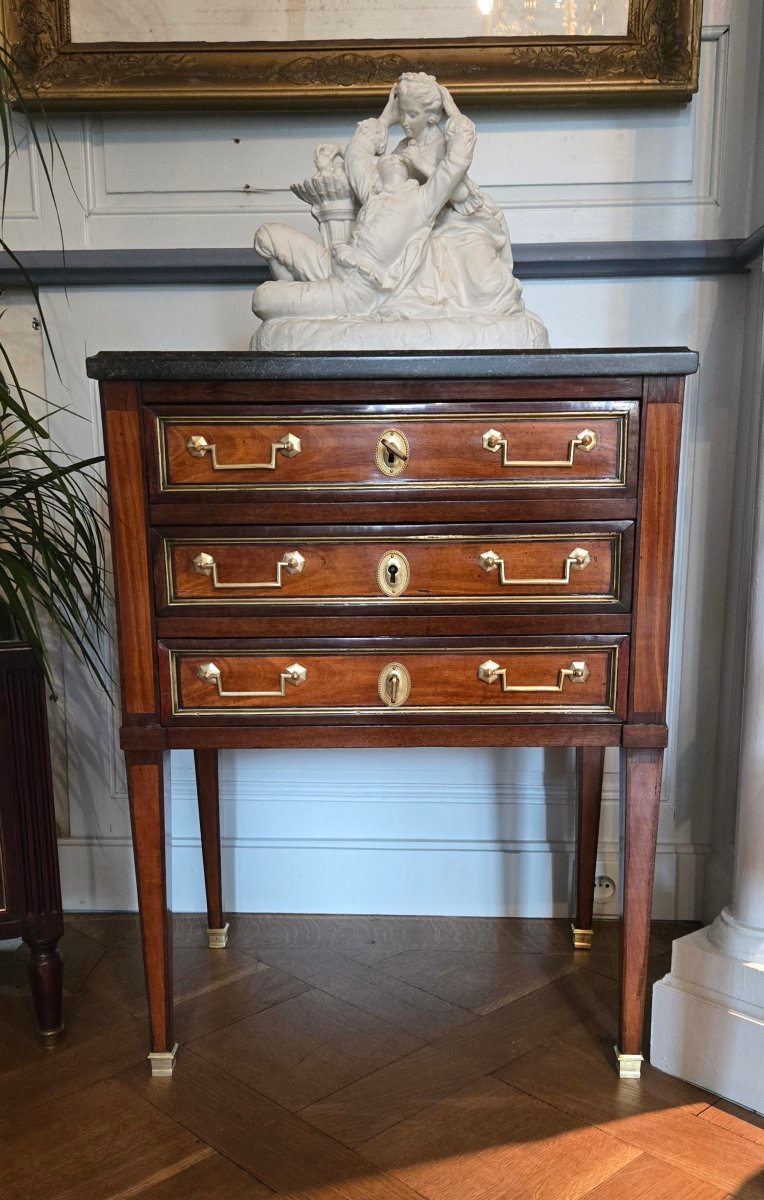 petite commode de salon dite chiffonnière, en placage de citronnier et d’amarante, fin XVIIIe