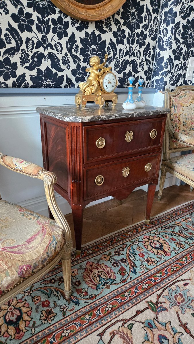 Small Louis XVI-period Chest Of Drawers Made Of Mottled And Flamed Mahogany, Circa 1780.  -photo-2