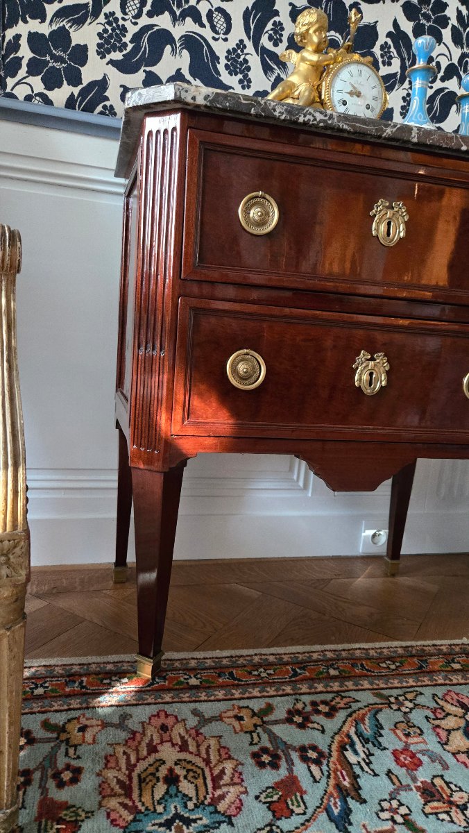 Small Louis XVI-period Chest Of Drawers Made Of Mottled And Flamed Mahogany, Circa 1780.  -photo-3