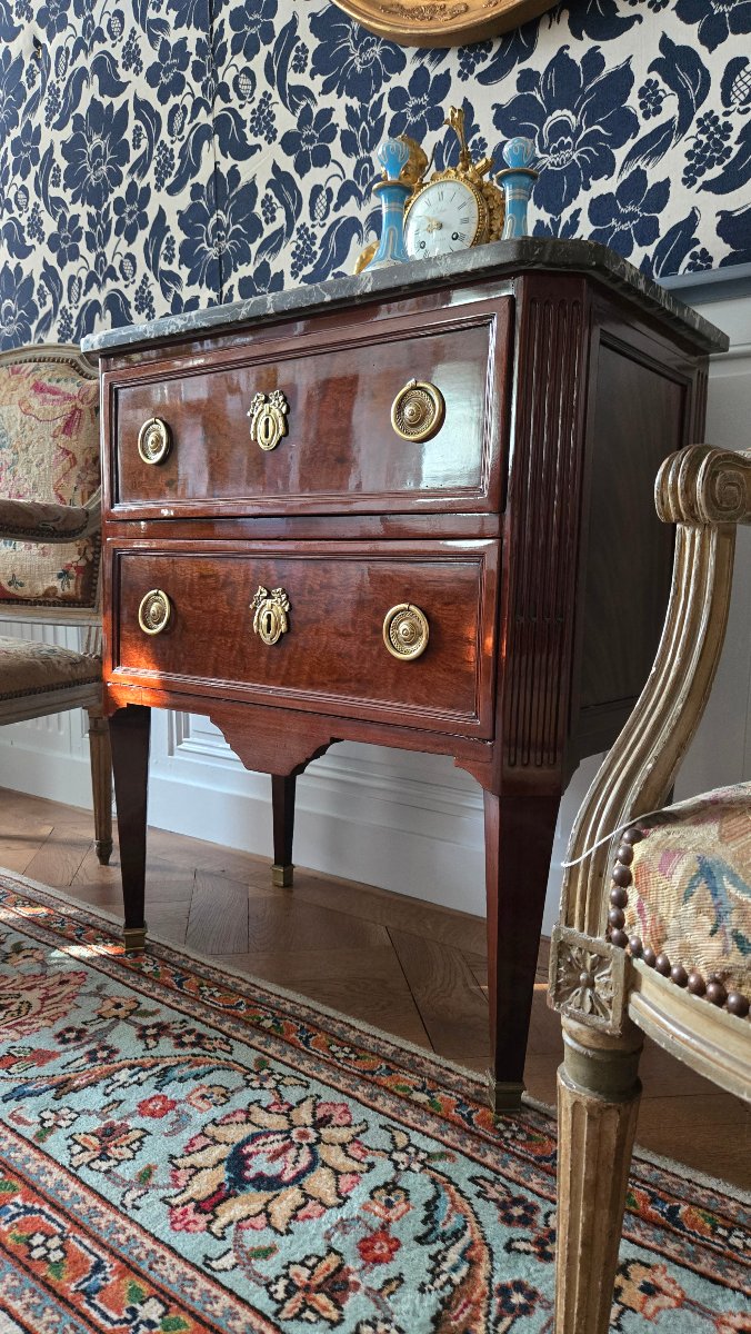 Small Louis XVI-period Chest Of Drawers Made Of Mottled And Flamed Mahogany, Circa 1780.  -photo-4