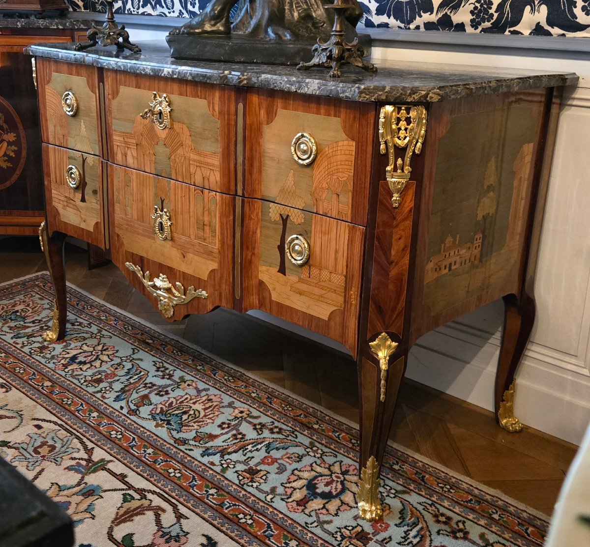 Commode à marqueterie de ruines estampillée A. L. Gilbert – XVIIIe.  