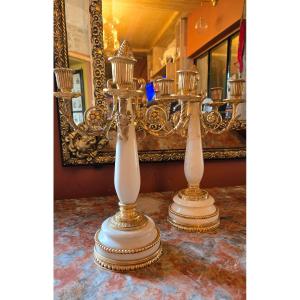 Paire de candélabres en marbre blanc et bronze doré, style Louis XVI-Directoire