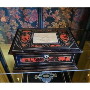 Coffret de style Louis XIV baroque, réalisé à partir d’éléments XVIIe, epoque XIXe siècle. 