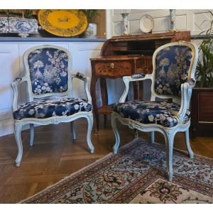 Paire de fauteuils cabriolet d’époque Louis XV en hêtre laqué.