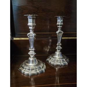 Paire de flambeaux en bronze ciselé et gravé , Époque Régence, vers 1725–1735 .