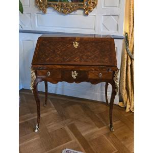 Bureau de pente en bois de violette – époque Louis XV, entourage de Pierre IV Migeon.