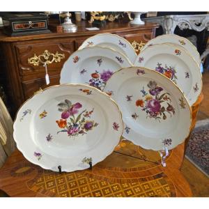 Suite de six assiettes creuses en porcelaine à décor floral polychrome, XIXe siècle