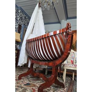 Restoration Period Cradle In Mahogany Burl, Cradle-shaped Model With Swan Necks And Heads. 