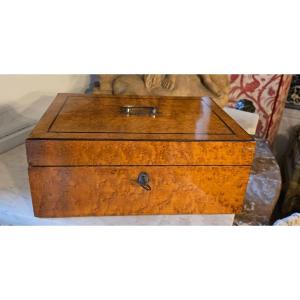 Coffret d’époque Charles X en érable moucheté et filets d’amarante