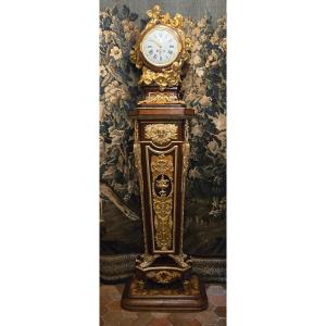 Régulateur de parquet, d’après J.H Riesener, mouvement de P.Garnier, époque Second Empire.