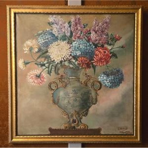 Bouquet de fleurs dans un vase aux dragons Signée et datée G. Benoist, Faremoutiers.